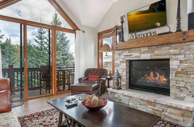 Beautiful Arrowhead Townhouse with Community Hot Tub and Superb Ski Access