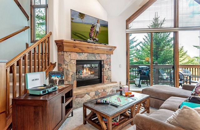Beautiful Arrowhead Townhouse with Community Hot Tub and Superb Ski Access