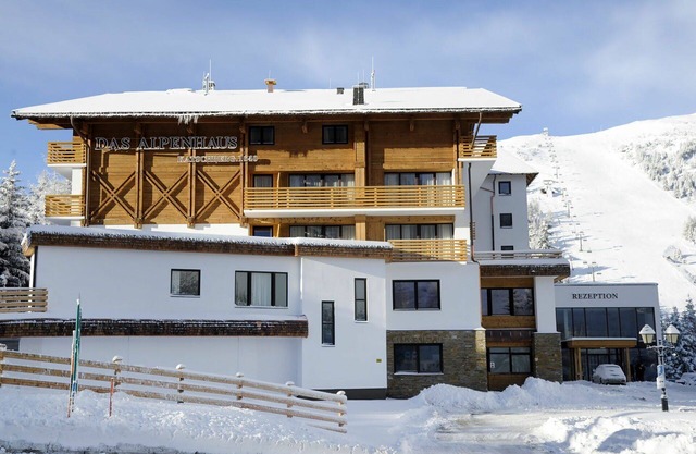 Beautiful apartment with pool, WIFI, TV, balcony, pets allowed, panoramic view and parking