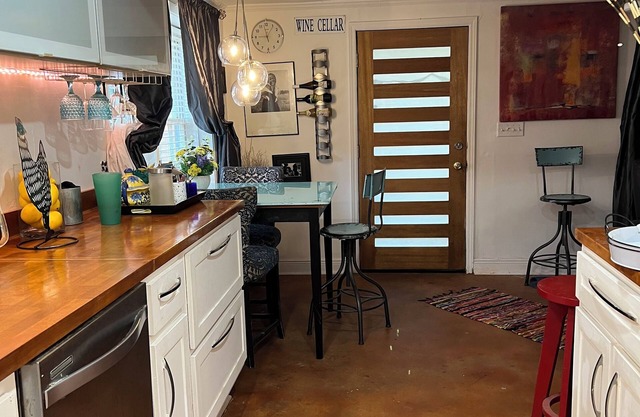 Beautiful basement apartment with Garden