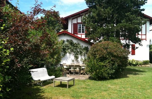 Beautiful basque house of the 30 completely renovated on a garden of 1200 m2