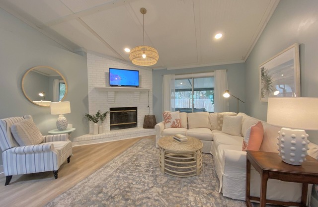 Beautiful beach cottage 1/2 mile to the Sandy Shore!