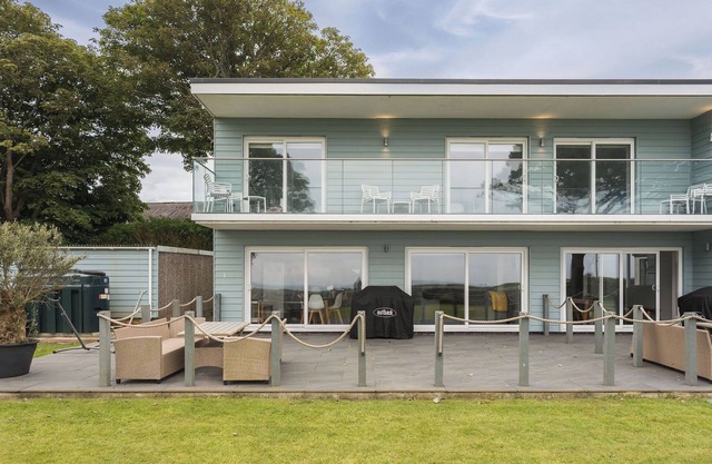 Beautiful beach side home sleeping 8 guests with Hot Tub