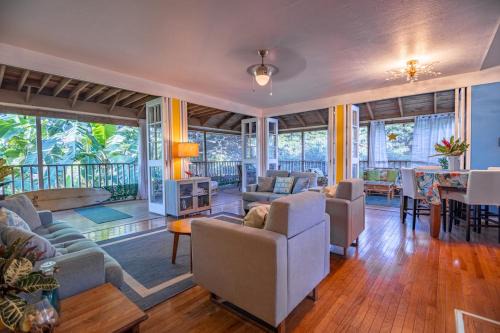 Beautiful Beachfront Townhouse 3bdrm 2bth with outside day bed OR overflow bedroom