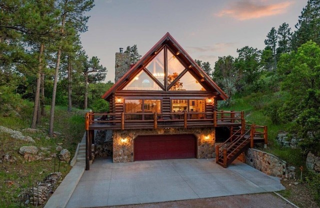 Beautiful Black Hills Log Home with Loft and 360' Views!