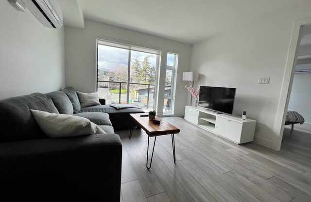 Beautiful, bright 1-bedroom condo in central location with WiFi, AC