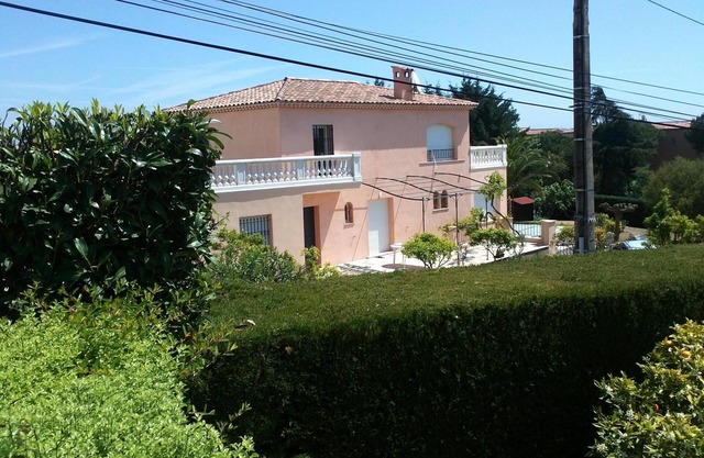 Beautiful, bright, quiet Villa, recent renovation 5 mins walk from the beach