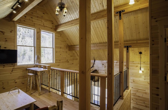 Beautiful cabin on the banks of Rock Creek - Cottonwood