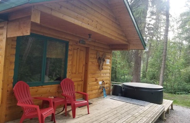 Beautiful Cabin with private hot tub in quiet setting