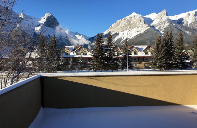 Beautiful Canmore Home with views and walk to DT