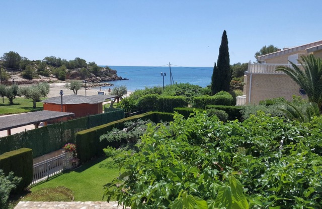 BEAUTIFUL CHALET, FIRST LINE OF SEA