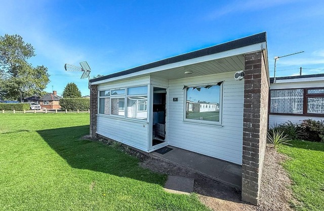 Beautiful chalet in the seaside village of Scratby, Norfolk ref 51054S