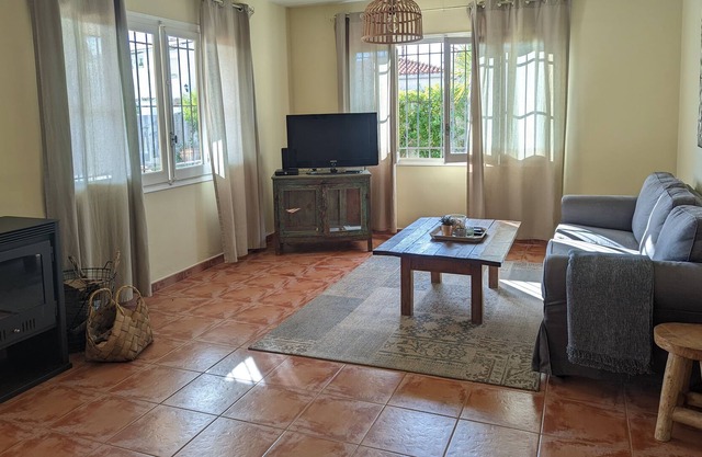 Beautiful chalet 1 min. walk to the beach with large private garden.