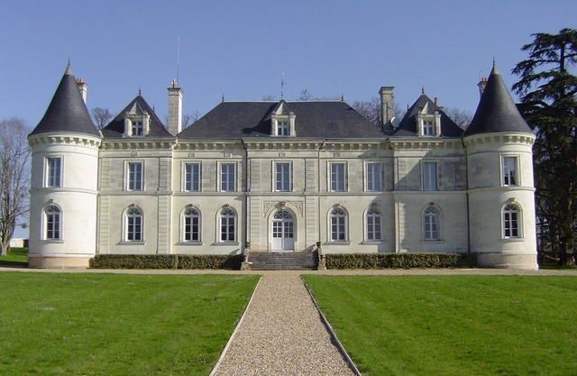 Beautiful chateau with pool and enclosed park in Loire Valley