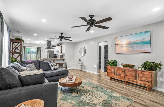 Beautiful Coastal Home 10 Minutes from Pensacola Beach! SuperHost 1k+ Reviews