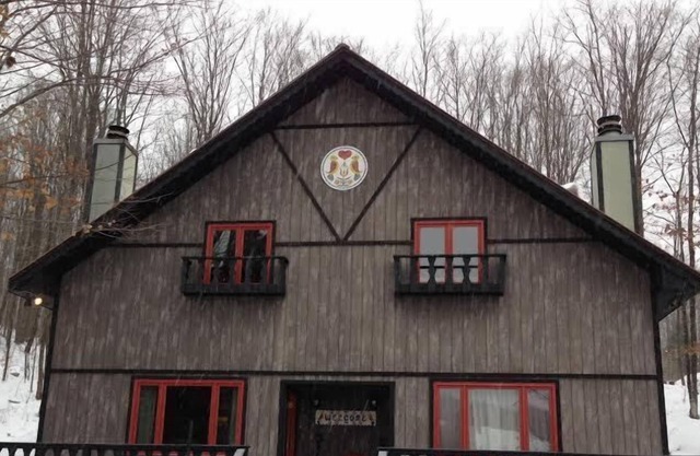 Beautiful, Comfy, Rustic Ski Chalet Steps From Ski Brule Mountain (Left Side)