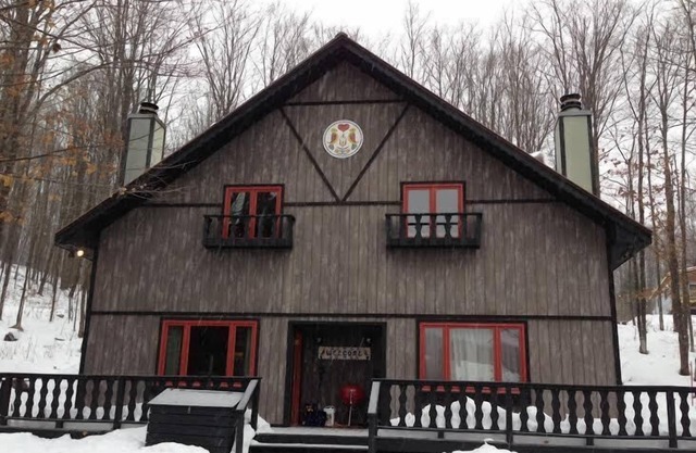 Beautiful, Comfy, Rustic Ski Chalet Steps From Ski Brule Mountain (Right Side)