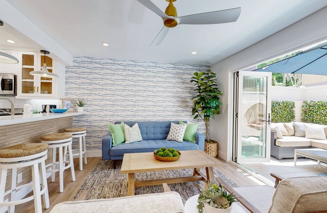 Beautiful Condo walking distance to Downtown Disney with outdoor living space