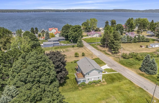 Beautiful Cottage Overlooking Bear Lake