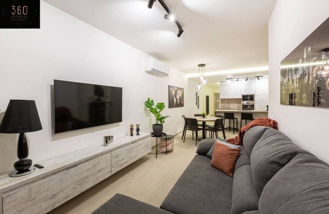 Beautiful, cozy APT just off the Promenade & WIFI