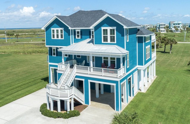 Beautiful Custom Home with Spectacular Views of Gulf and Bay