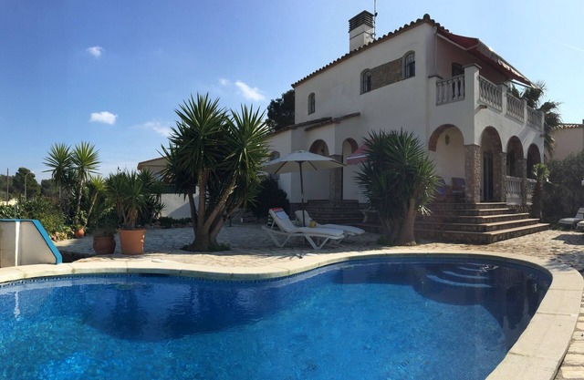 Beautiful Detached Villa with Private Pool, Air Conditioning & Free WIFI