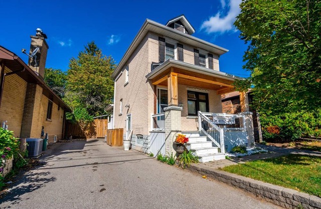 Beautiful Downtown Burlington Private Residence