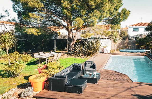 Beautiful Family and Vacation Home with Pool – 8 Guests