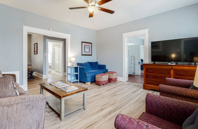 Beautiful, family-friendly retreat 4 blocks from the beach!