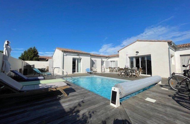Beautiful family house with swimming pool, parking