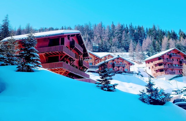 Beautiful spacious apartment, sleeping 8 in beds, free wifi and stunning views