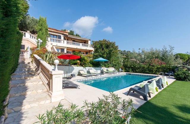 Beautiful villa with heated pool and sea view