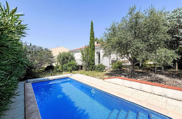 Beautiful private villa for 6 guests with WIFI, A/C, private pool, TV, patio and parking