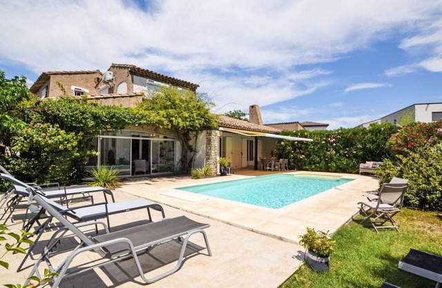 Beautiful private villa for 6 people with A/C, WIFI, private pool, TV, terrace and parking