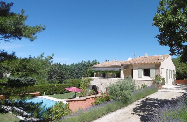 Beautiful charming gite, single storey for 7 people, pool, St Saturnin