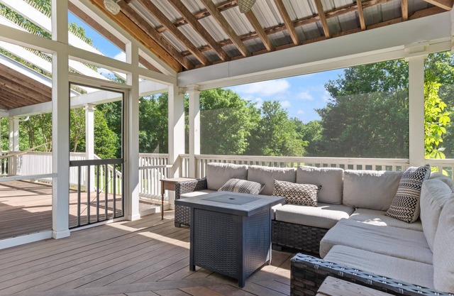Beautiful Home on a Quiet Lot, Sleeps 14, Treehouse & Game Room!