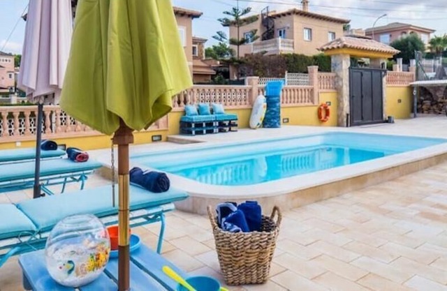 Beautiful Holiday Home “La Playita” with Pool, Terrace, Air Conditioning & WiFi; Parking Available in the Street, Pets Allowed