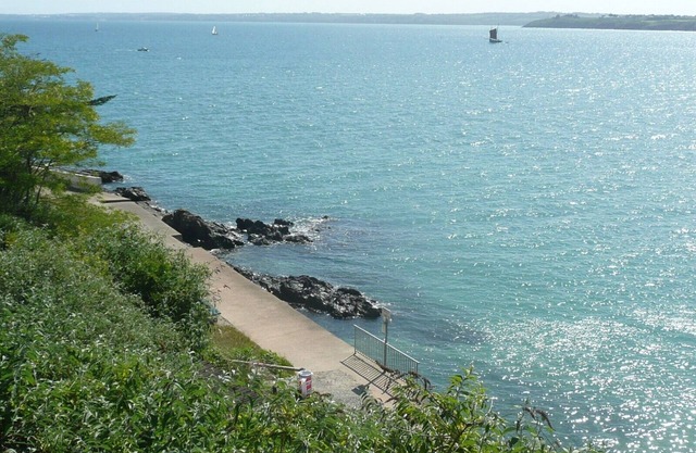 Beautiful holiday home in a prime location right on the coast, free Wi-Fi & garden
