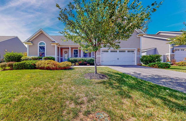 Beautiful home close to beach with pool, tennis, washer/dryer, WiFi, AC