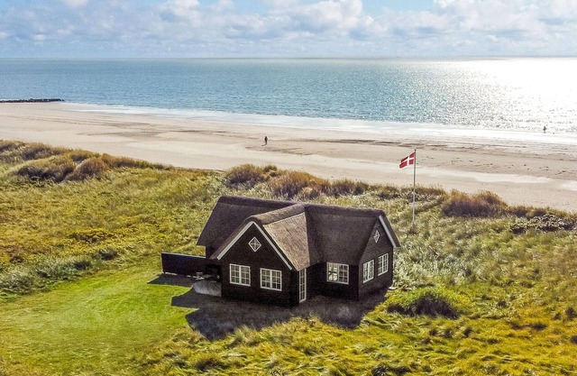 Beautiful home in Blåvand with WiFi