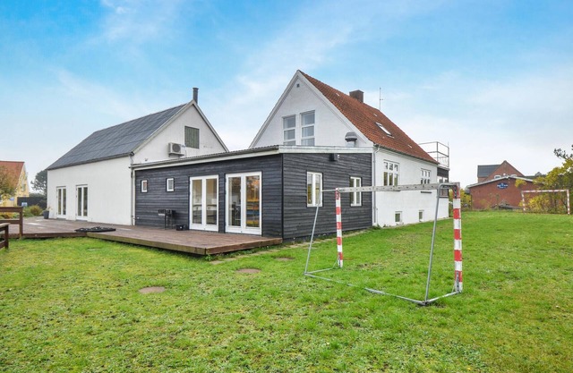 Beautiful home in Glesborg with WiFi