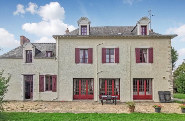 Beautiful home in Guerande with WiFi