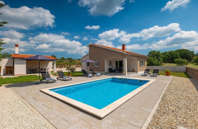 Beautiful home in Tinjan
