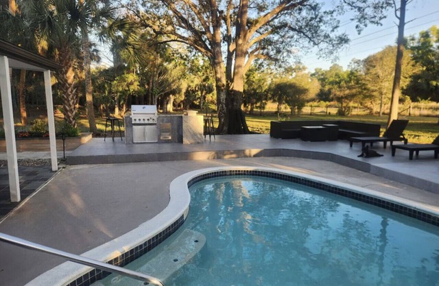 Beautiful home w/Pool & soaker tub!