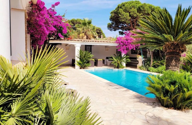 BEAUTIFUL HOUSE, PRIVATE POOL, 150 M FROM THE SEA, AIR-CONDITIONED GOLF DE SAINT TROPEZ
