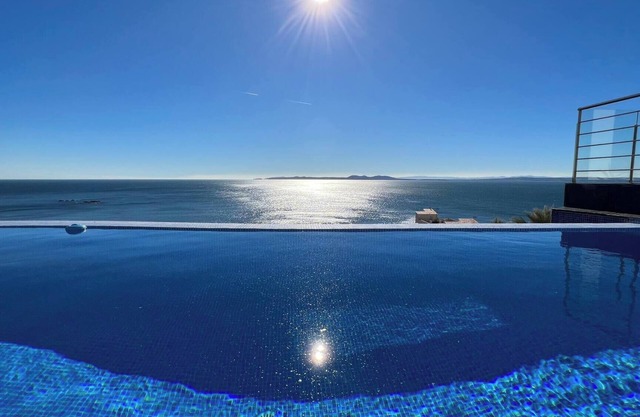 Beautiful house with swimming pool and sea view AV-46