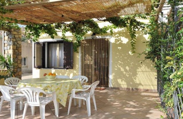 BEAUTIFUL HOLIDAY HOUSE 5 PLACES, VERANDA COPERTA, GARDEN, ALL SERVICES