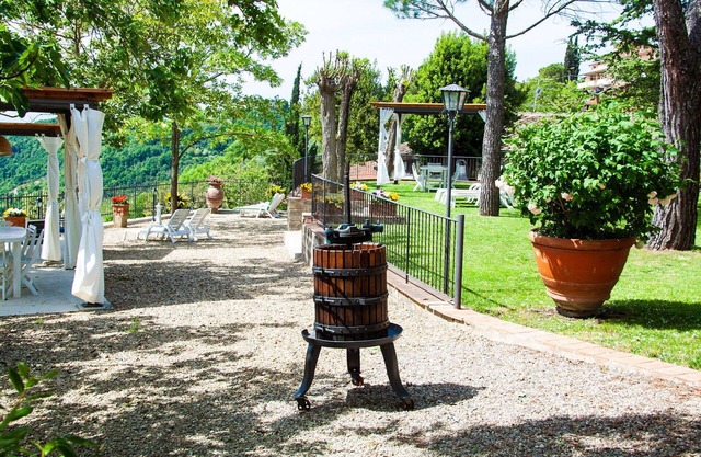Beautiful apartment with WIFI, A/C, TV, patio and panoramic view, close to Greve In Chianti