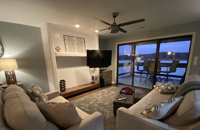Beautiful lake view at the Knolls - 3 bedroom 3 bath condo