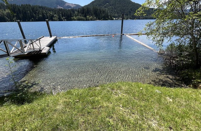 Beautiful lakefront house with private dock
